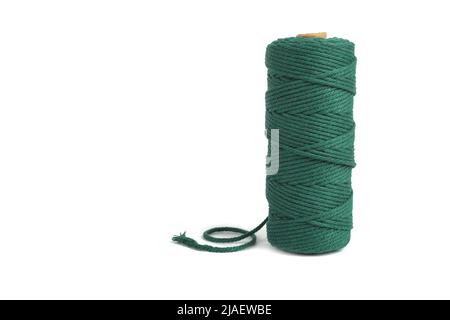 Vert couleur pelote une seule rangée corde de coton pour macrame sur blanc. À utiliser pour les bricoleurs. Gros plan bobine de bobine textile Banque D'Images