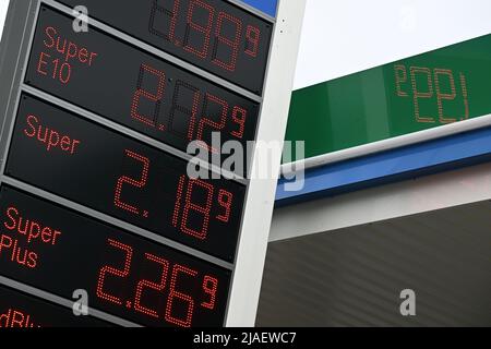 Cologne, Allemagne. 30th mai 2022. Un tableau d'affichage indique les prix de divers carburants. Des taxes plus faibles sont exigibles sur le carburant en juin, juillet et août. Si l'on tient compte de l'incidence de la TVA, la charge fiscale par litre d'essence diminue de 35,2 cents. Pour le diesel, il est de 16,7 cents. Credit: Federico Gambarini/dpa/Alay Live News Banque D'Images