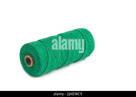 Vert couleur pelote une seule rangée corde de coton pour macrame sur blanc. À utiliser pour les bricoleurs. Gros plan bobine de bobine textile Banque D'Images