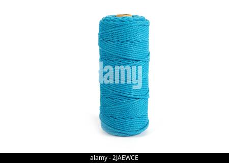 Bleu couleur pelote une seule rangée corde de coton pour macrame sur blanc. À utiliser pour les bricoleurs. Gros plan bobine de bobine textile Banque D'Images