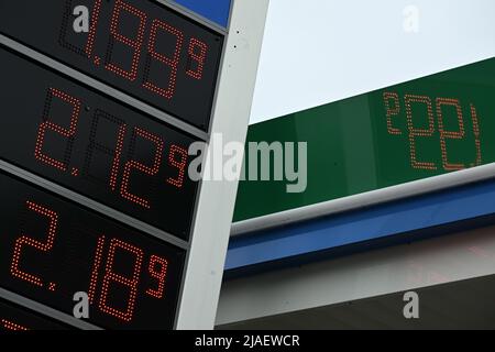 Cologne, Allemagne. 30th mai 2022. Un tableau d'affichage indique les prix de divers carburants. Des taxes plus faibles sont exigibles sur le carburant en juin, juillet et août. Si l'on tient compte de l'incidence de la TVA, la charge fiscale par litre d'essence diminue de 35,2 cents. Pour le diesel, il est de 16,7 cents. Credit: Federico Gambarini/dpa/Alay Live News Banque D'Images