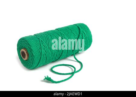 Vert couleur pelote une seule rangée corde de coton pour macrame sur blanc. À utiliser pour les bricoleurs. Gros plan bobine de bobine textile Banque D'Images