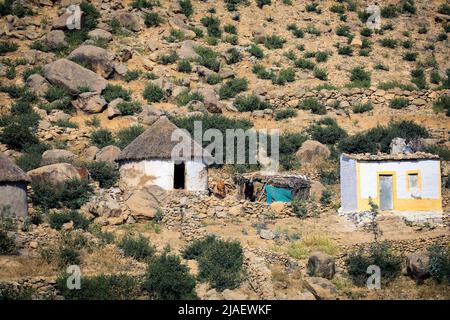 Petit village local avec des maisons typiques de Keren Banque D'Images