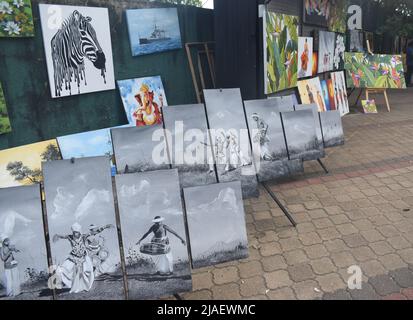 Peintures en toile à vendre dans différentes tailles. Un grand nombre de jeunes artistes ont exposé leur peinture. Ces peintures sont vendues dans la rue à côté du Musée national de Colombo. Sri Lanka. Banque D'Images