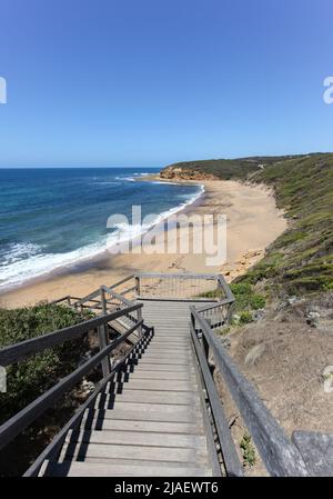 Bells Beach est l'une des plages de surf les plus célèbres d'Australie, située sur la Great Ocean Road à l'ouest de Melbourne. Cet escalier mène au sable. Banque D'Images