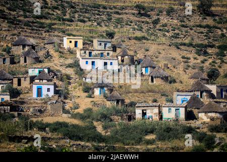 Petit village local avec des maisons typiques de Keren Banque D'Images