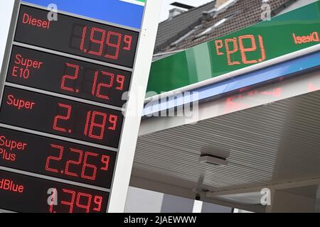 Cologne, Allemagne. 30th mai 2022. Un tableau d'affichage indique les prix de divers carburants. Des taxes plus faibles sont exigibles sur le carburant en juin, juillet et août. Si l'on tient compte de l'incidence de la TVA, la charge fiscale par litre d'essence diminue de 35,2 cents. Pour le diesel, il est de 16,7 cents. Credit: Federico Gambarini/dpa/Alay Live News Banque D'Images