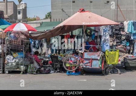 Marché de rue dans le quartier central de Vega à Santiago, Chili Banque D'Images Marché de rue dans le quartier central de Vega à Santiago, Chili Banque D'Images