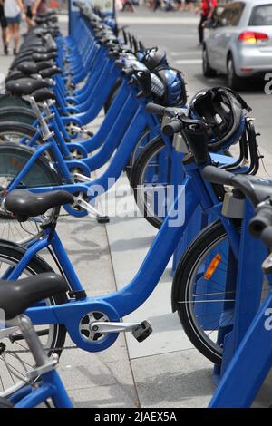 Des rangées de vélos bleus dans le quartier des affaires de Melbourne dans le cadre du programme de partage de vélos des villes. En Australie, les programmes de partage de vélo doivent également inclure des casques Banque D'Images