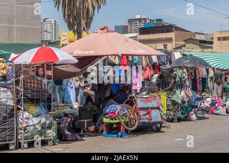 Marché de rue dans le quartier central de Vega à Santiago, Chili Banque D'Images Marché de rue dans le quartier central de Vega à Santiago, Chili Banque D'Images