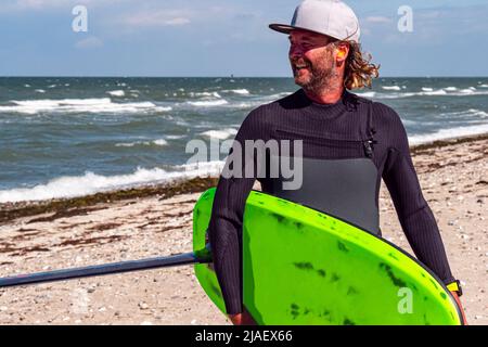 Portrait d'un homme kite foil surfeur avec une planche sur la plage Banque D'Images