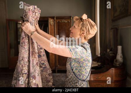 LESLEY MANVILLE, MME. HARRIS VA À PARIS (2022), DIRIGÉ PAR ANTHONY FABIAN. Credit: Moonriver contenu / Album Banque D'Images