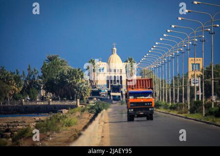 Vue sur la voie du pont jusqu'à la ville côtière érythréenne de Massawa avec les voitures de passage Banque D'Images