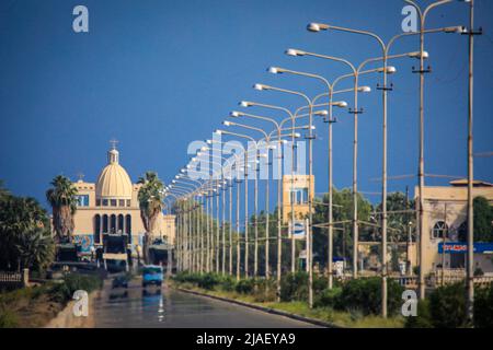 Vue sur la voie du pont jusqu'à la ville côtière érythréenne de Massawa avec les voitures de passage Banque D'Images