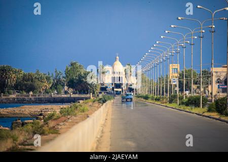 Vue sur la voie du pont jusqu'à la ville côtière érythréenne de Massawa avec les voitures de passage Banque D'Images