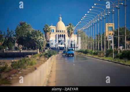 Vue sur la voie du pont jusqu'à la ville côtière érythréenne de Massawa avec les voitures de passage Banque D'Images