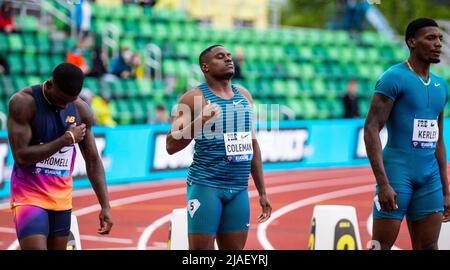 Eugene OU États-Unis. 28th mai 2022. Trayvon Bromell remporte le 100m en 9,93, Fred Kerley arrive deuxième avec un temps 9,98 et Christian Coleman troisième avec un temps 10,04 debout sur la ligne de départ avant la course de 100 mètres pendant la Nike Prefontaine Classic à Hayward Field Eugene, OU Thurman James/CSM/Alay Live News Banque D'Images