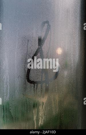 Dessin G-clef sur fenêtre isolée sur fond bleu. Banque D'Images