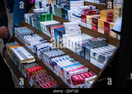 Damas, Syrie - 2022 mai : vente de boîtes à cigarettes sur le marché de la rue à Damas, Syrie Banque D'Images