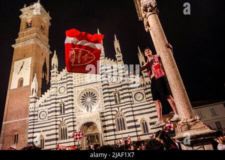 Les fans de Monza célèbrent la première promotion historique de Monza Calcio à Serie A dans son histoire de 110 ans à Monza, en Italie, le 29 2022Monza mai les fans célébrant devant le grand écran au stade U-Power lors du match Pisa v Monza à Monza, en Italie, le 29 2022 mai Banque D'Images