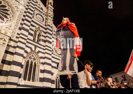 Les fans de Monza célèbrent la première promotion historique de Monza Calcio à Serie A dans son histoire de 110 ans à Monza, en Italie, le 29 2022Monza mai les fans célébrant devant le grand écran au stade U-Power lors du match Pisa v Monza à Monza, en Italie, le 29 2022 mai Banque D'Images