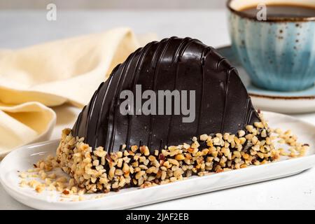 Gâteau de Malaga. Gâteau au chocolat et à la banane sur fond blanc. Gros plan Banque D'Images