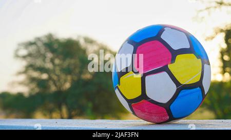 Volley-ball isolé sur fond de toit. Heure du matin, ballon placé près du mur du toit. Équipements sportifs Banque D'Images