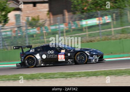 Imola, 12 mai 2022: #69 Aston Martin Vantage AMR d'OMAN COURSE AVEC l'équipe de sport TF conduite par Sorensen - de Haan en action pendant la pratique de ELMS 4H o Banque D'Images