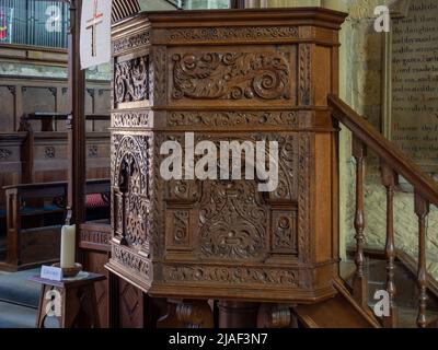 Chaire en bois sculpté, intérieur de l'église paroissiale de St Michael et de tous les Anges dans la ville de Broadway, Cotswolds, Worcestershire, Royaume-Uni Banque D'Images