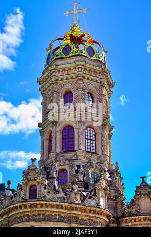 Église orthodoxe de Znamenskaya à Dubrovitsy. La tour du temple sous la couronne dorée dans le style baroque Naryshkin du XVIIe siècle. Podol Banque D'Images