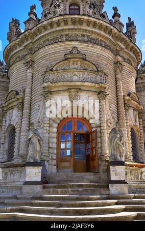 Église orthodoxe de Znamenskaya à Dubrovitsy. L'entrée du temple, construit dans le style baroque Naryshkin du XVII siècle. Podolsk, Russie, 2 Banque D'Images