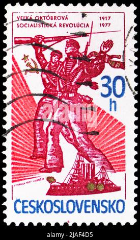 MOSCOU, RUSSIE - 14 MAI 2022 : timbre-poste imprimé en Tchécoslovaquie consacré au 60th anniversaire de la Révolution d'octobre russe, série, vers 1977 Banque D'Images