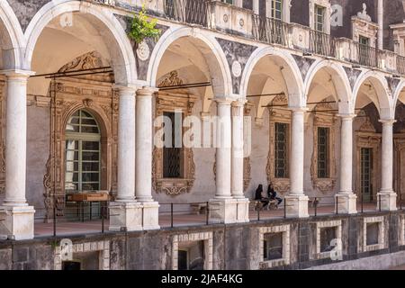 Étudiants de l'ancien monastère bénédictin de Catane, Sicile, Italie. Il fait maintenant partie de l'Université de Catane Banque D'Images