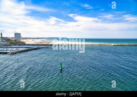 Bouée du navire dans la rivière Warnow à Rostock sur la mer Baltique. Marque de transport pour les navires. Vagues sur le bord de la pierre. Plage à Warnemünde. Photo paysage f Banque D'Images