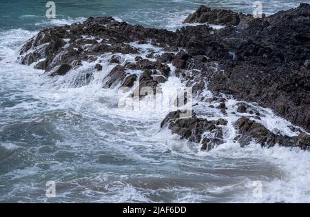Des vagues écrasant sur les rochers à Kynance, en Cornouailles, en Angleterre. Banque D'Images