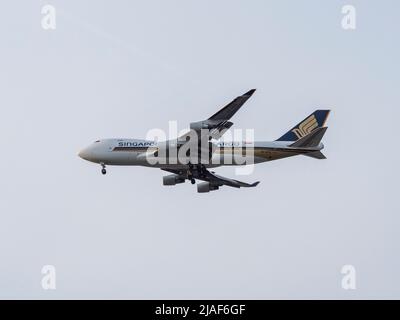Un Boeing 747 (9V-SFQ) fret de Singapore Airlines à l'approche de l'aéroport de Londres Heathrow, Royaume-Uni. Banque D'Images