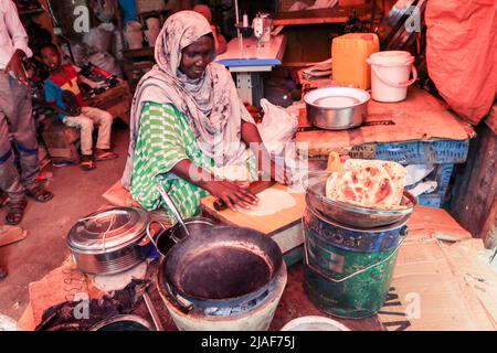 Femme locale qui fait du pain Pita sur le marché alimentaire Banque D'Images