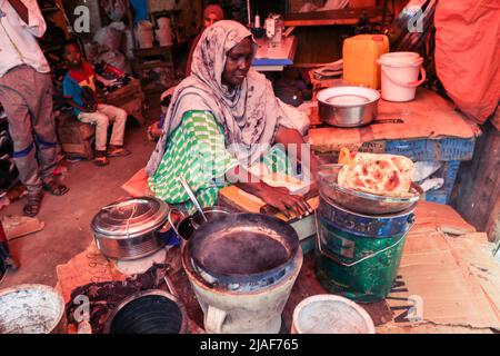 Femme locale qui fait du pain Pita sur le marché alimentaire Banque D'Images