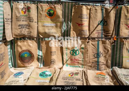 Sacs de café utilisés du monde entier à vendre à Brick Lane Market, Londres, Royaume-Uni Banque D'Images