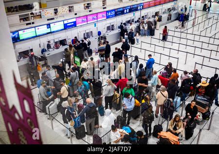 Les gens font la queue pour s'enregistrer à l'aéroport de Gatwick, terminal sud. Banque D'Images