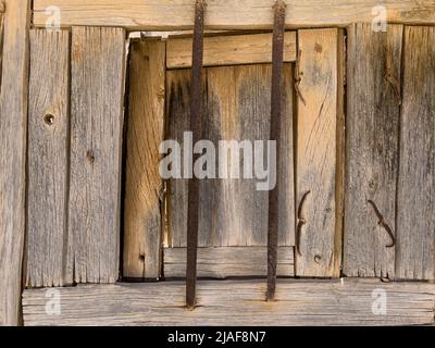 Fenêtre avec volets sur la vieille maison espagnole - photo de stock Banque D'Images