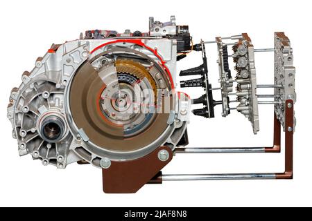 Transmission automatique d'une voiture moderne sur un stand d'exposition en vue coupée. Isolé sur un fond blanc. Banque D'Images