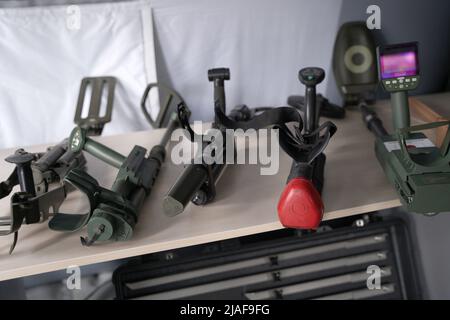 Beaucoup de obus et de roquettes de guerre en Ukraine. Grenades, ATGMS, missiles de croisière. Mine anti-personnel. Territoire dégagé. Déminage par les troupes du terr Banque D'Images