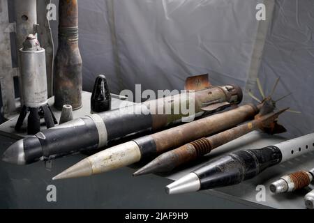 Beaucoup de obus et de roquettes de guerre en Ukraine. Grenades, ATGMS, missiles de croisière. Mine anti-personnel. Territoire dégagé. Déminage par les troupes du terr Banque D'Images