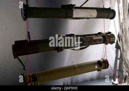 Beaucoup de obus et de roquettes de guerre en Ukraine. Grenades, ATGMS, missiles de croisière. Mine anti-personnel. Territoire dégagé. Déminage par les troupes du terr Banque D'Images