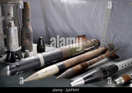 Beaucoup de obus et de roquettes de guerre en Ukraine. Grenades, ATGMS, missiles de croisière. Mine anti-personnel. Territoire dégagé. Déminage par les troupes du terr Banque D'Images