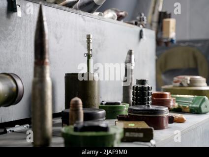 Beaucoup de obus et de roquettes de guerre en Ukraine. Grenades, ATGMS, missiles de croisière. Mine anti-personnel. Territoire dégagé. Déminage par les troupes du terr Banque D'Images