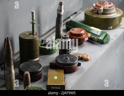 Beaucoup de obus et de roquettes de guerre en Ukraine. Grenades, ATGMS, missiles de croisière. Mine anti-personnel. Territoire dégagé. Déminage par les troupes du terr Banque D'Images