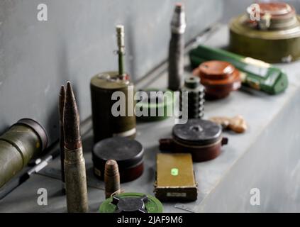 Beaucoup de obus et de roquettes de guerre en Ukraine. Grenades, ATGMS, missiles de croisière. Mine anti-personnel. Territoire dégagé. Déminage par les troupes du terr Banque D'Images