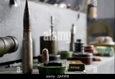 Beaucoup de obus et de roquettes de guerre en Ukraine. Grenades, ATGMS, missiles de croisière. Mine anti-personnel. Territoire dégagé. Déminage par les troupes du terr Banque D'Images